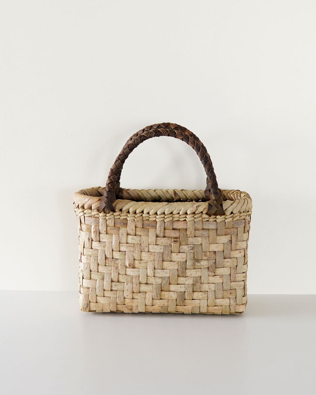 コンパクト2 網代編み/表皮』沢胡桃樹皮のかごバッグ 横幅22cm (オズの