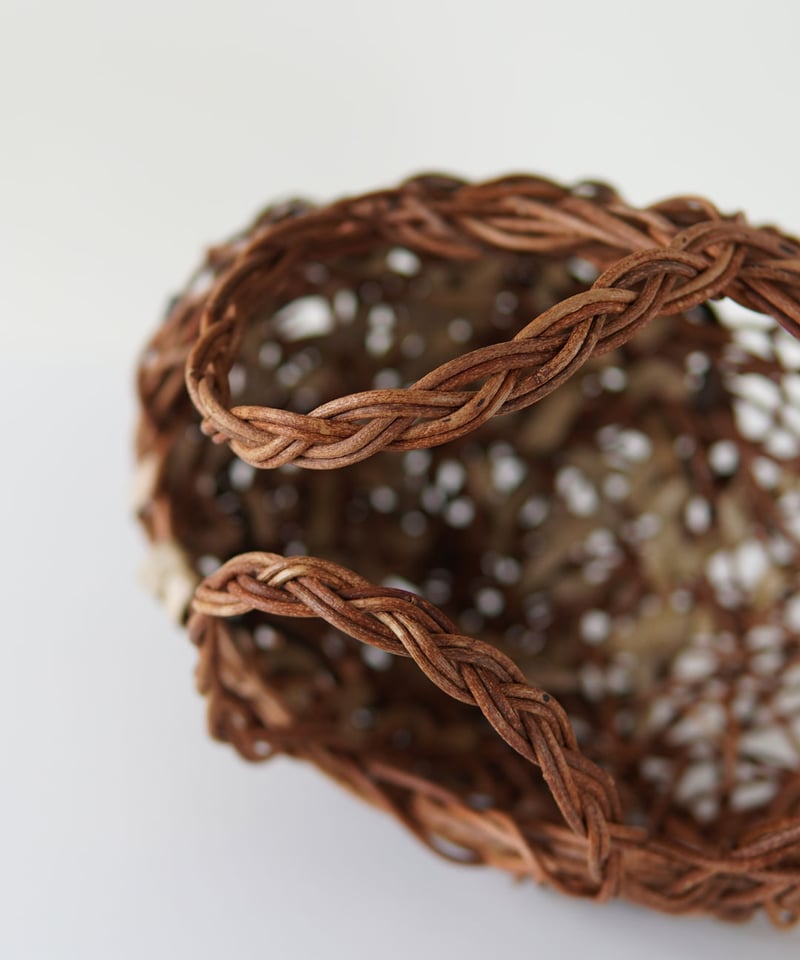 くるみ　あけびのブラウンかごバッグ あけび×沢胡桃 表皮×裏皮 透かし 乱れ編み かごバッグ 横幅30cm