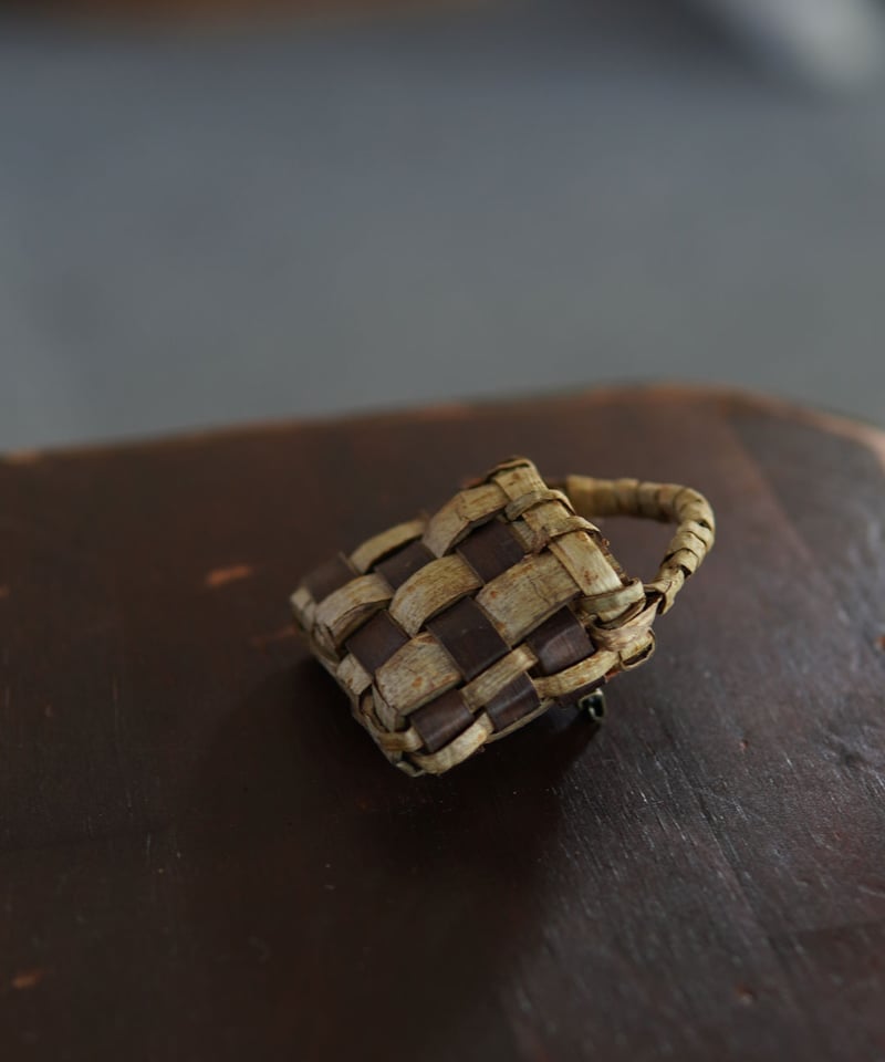 かごバッグのかたち 胡桃樹皮 ブローチ (オズのかごバッグ) | オズの