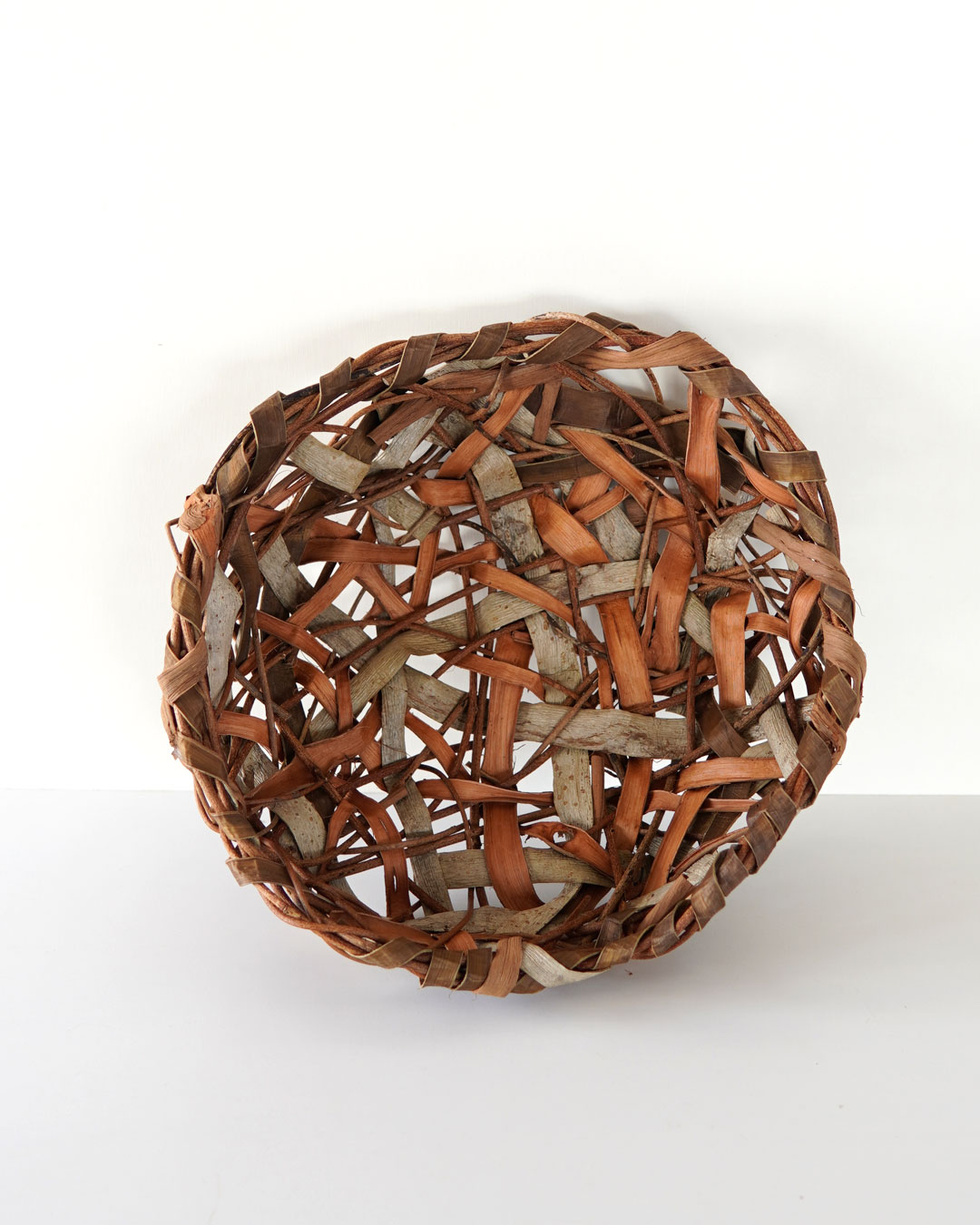 【最終価格】【美品】天然素材のかごバッグ　胡桃 あけびや山葡萄がお好きな方に！ 胡桃×山葡萄×あけび の 乱れ編み 置き籠 直径32cm (オズのかご