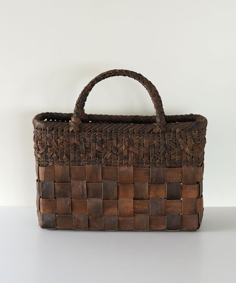フト編みと乱れ編み 裏皮』沢胡桃樹皮のかごバッグ 横幅33cm (オズの