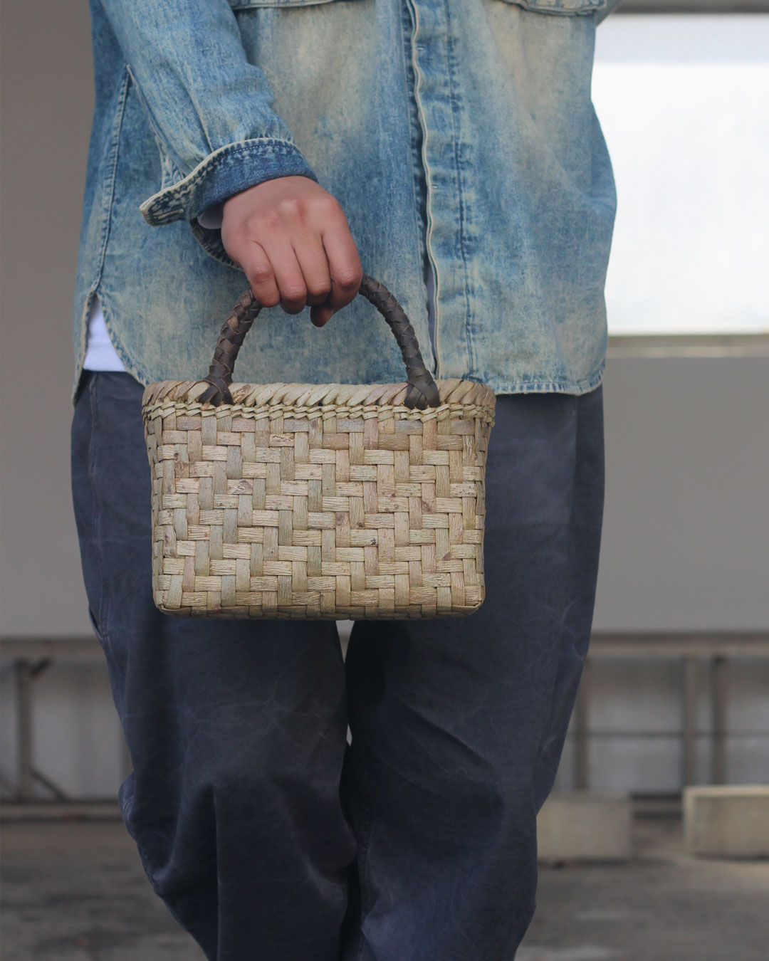 コンパクト2 網代編み/表皮』沢胡桃樹皮のかごバッグ 横幅22cm (オズの