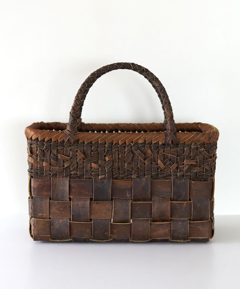 フト編みと乱れ編み 裏皮』沢胡桃樹皮のかごバッグ 横幅31cm (オズの