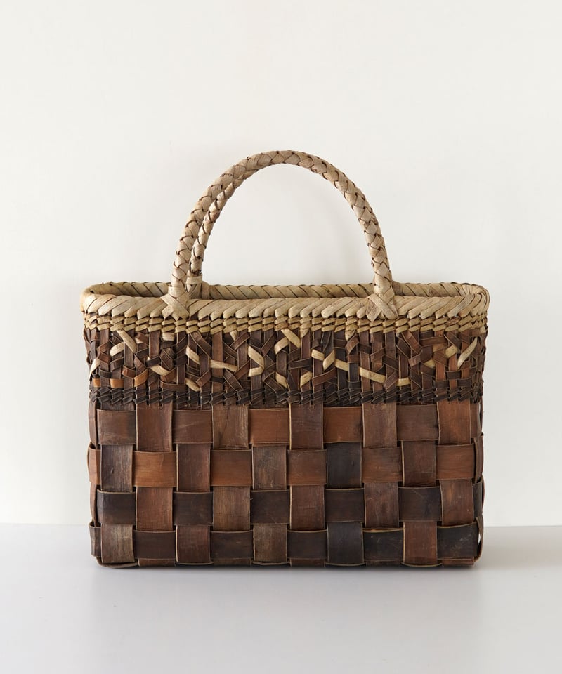 フト編みと乱れ編み 裏皮×表皮』沢胡桃樹皮のかごバッグ 横幅33cm