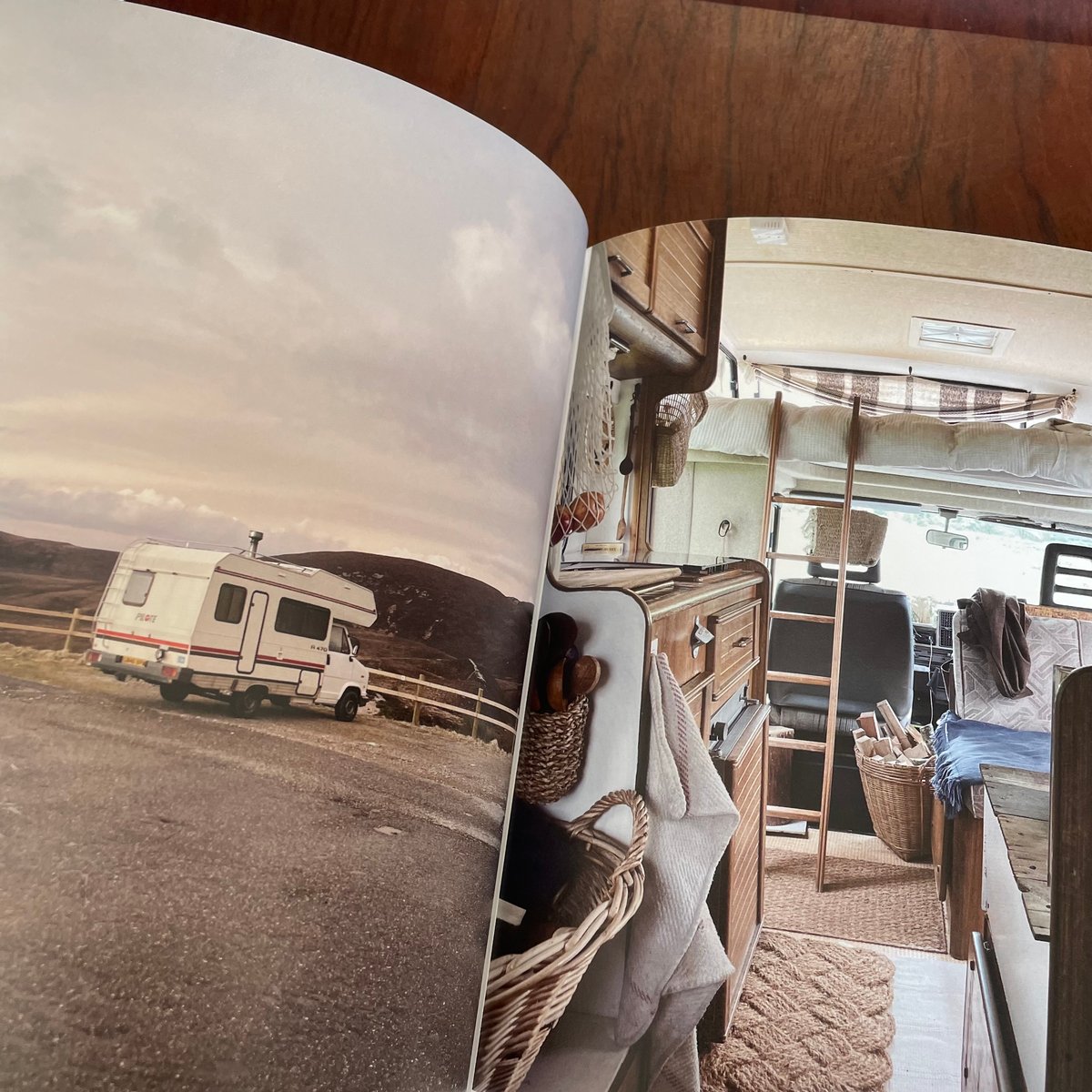 バンライフ キャンパーで行く世界ロードトリップ | 古本と新刊 scene