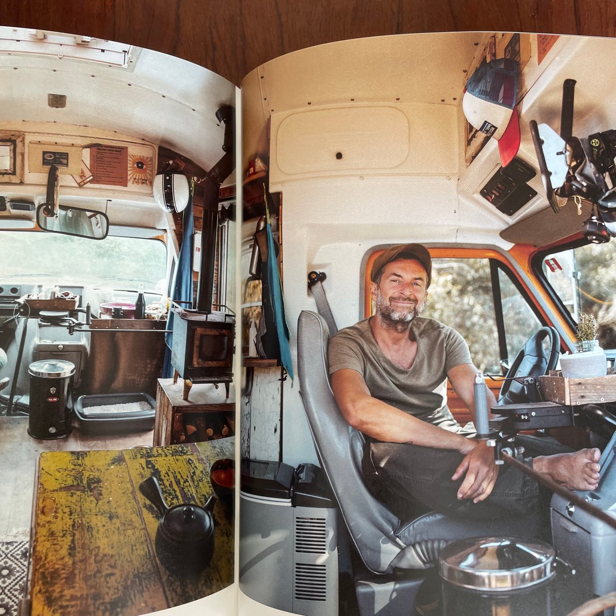 バンライフ キャンパーで行く世界ロードトリップ | 古本と新刊 scene