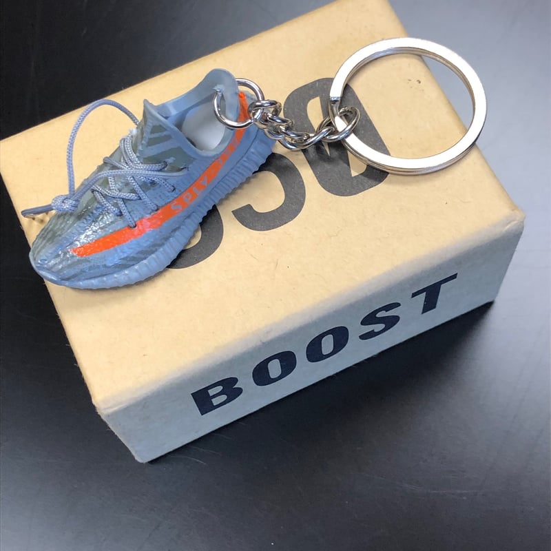 アディダス イージーブースト 350 v2 ベルーガ 1.0 キーホルダー 左足 