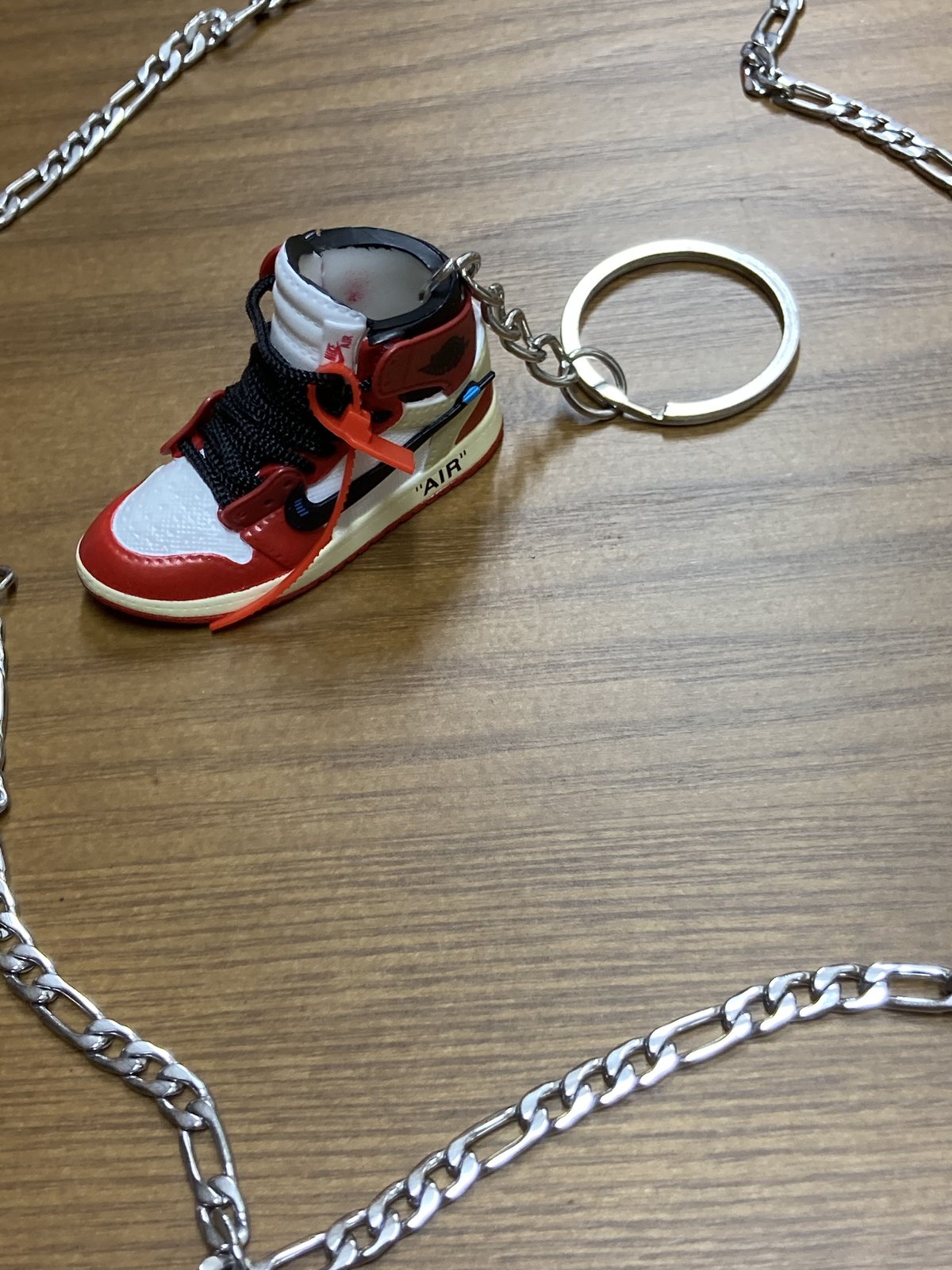 ジョーダン1オフホワイト 左足キーホルダーに60cmチェーンセット