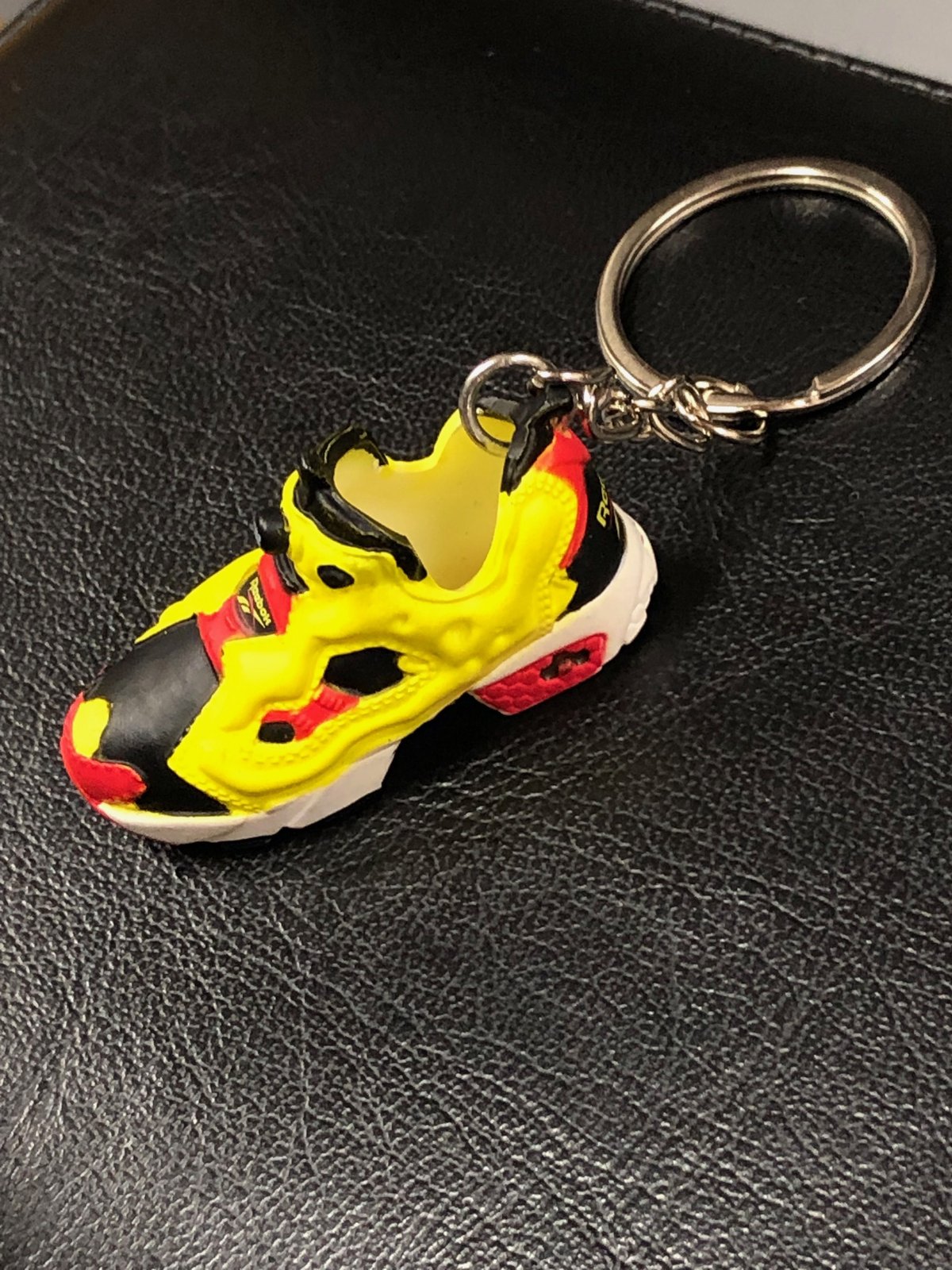 インスタポンプフューリー キーホルダー 左足 箱無し