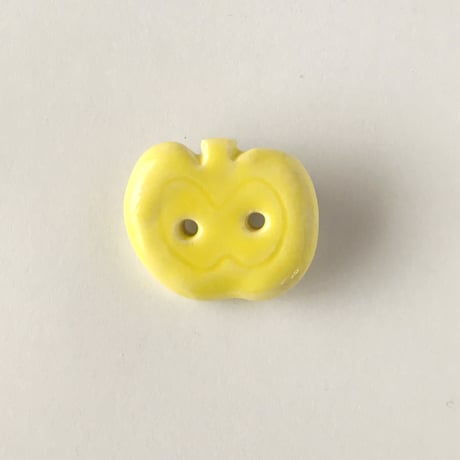 陶器ブローチ・りんご／yellow