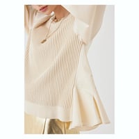 ニット×ラッフルパーツトップス