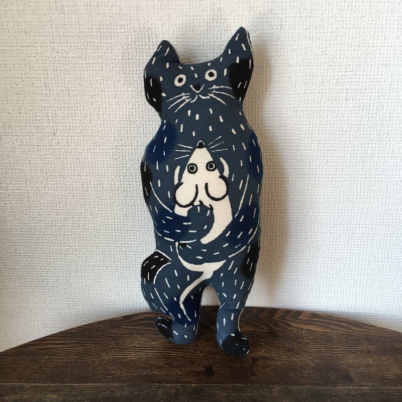 型染め人形：猫とネズミ 青 | 染色工房たかい