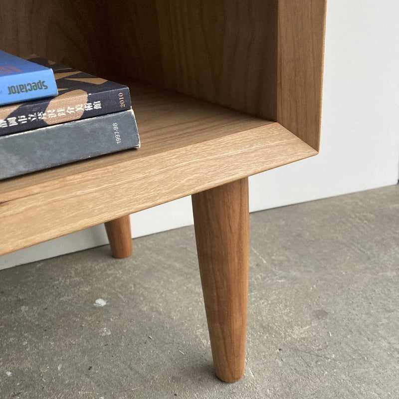 チェリー材　本棚　飾り棚　脚付ブックシェルフ　ミッドセンチュリー チェリー材 本棚 飾り棚 脚付ブックシェルフ ミッドセンチュリー