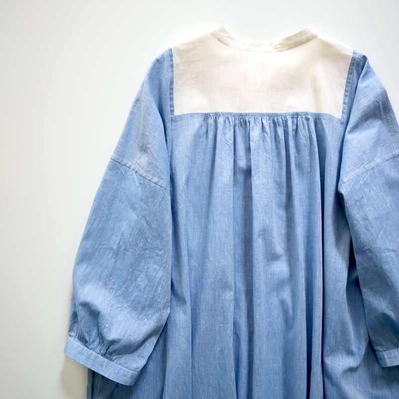 タックヨークワンピース (light blue x ecru) | ma'ona