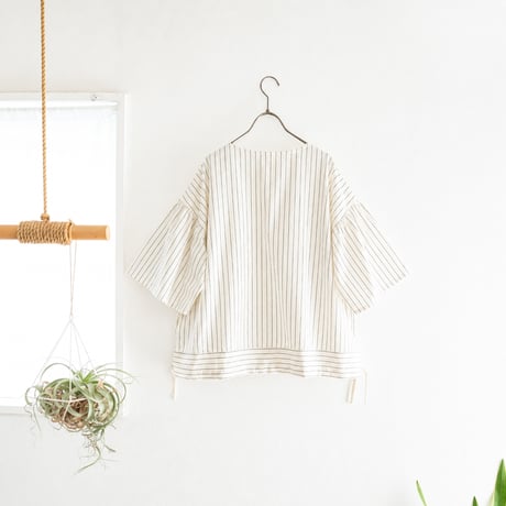 no-collar gather sleeve blouse (natural pinstripe)