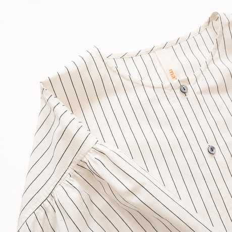 no-collar gather sleeve blouse (natural pinstripe)