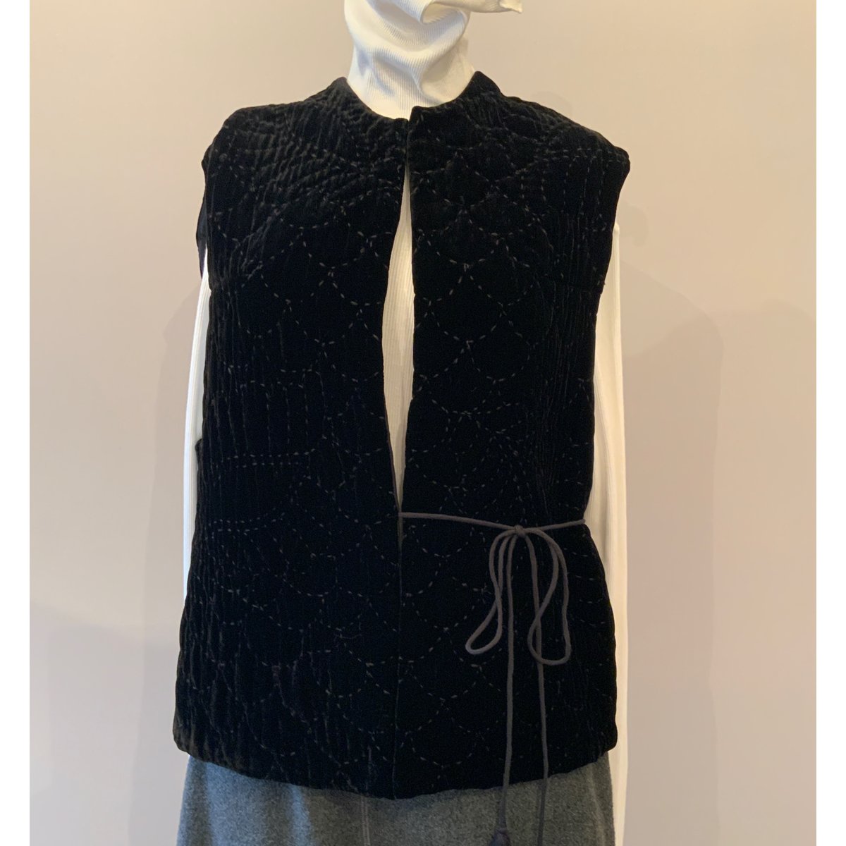 TOWAVASE / ベルベット刺繍キルトベスト | Pili ON LINE