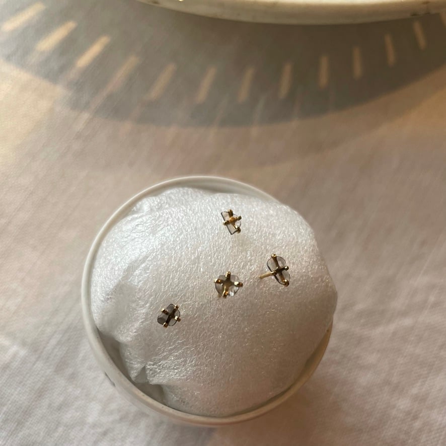 LiniE / スライスブラウンダイヤモンド十字ピアス | Pili ON LINE