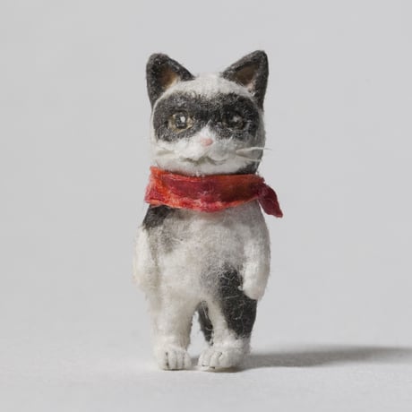 金沢和寛「猫 赤スカーフ」kanazawa kazuhiro