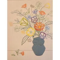 立川一美「花瓶の花（ベージュ地）」kazumi tachikawa