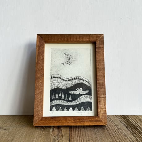 山田ミヤ「照らされるゆるやかな山」紙版画