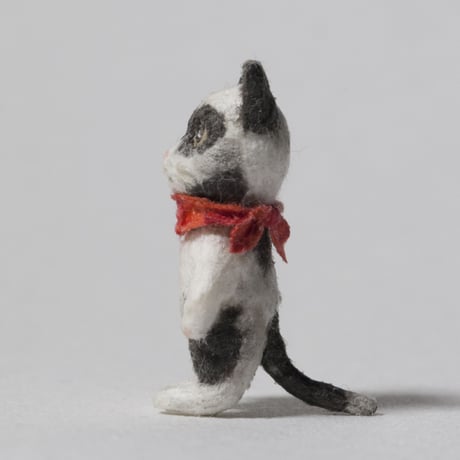 金沢和寛「猫 赤スカーフ」kanazawa kazuhiro