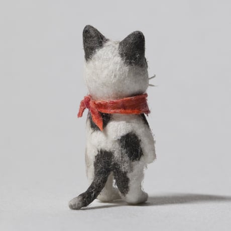 金沢和寛「猫 赤スカーフ」kanazawa kazuhiro
