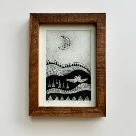 山田ミヤ「照らされるゆるやかな山」紙版画
