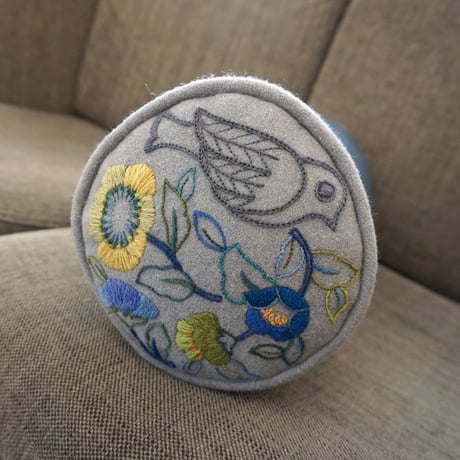 立川一美「ウール刺繍のクッション」