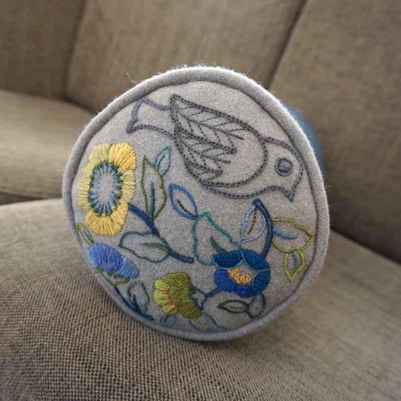 立川一美「ウール刺繍のクッション」 | SPACE YUI online shop