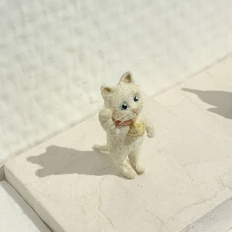 金沢和寛「猫 白招き・伸び」kanazawa kazuhiro