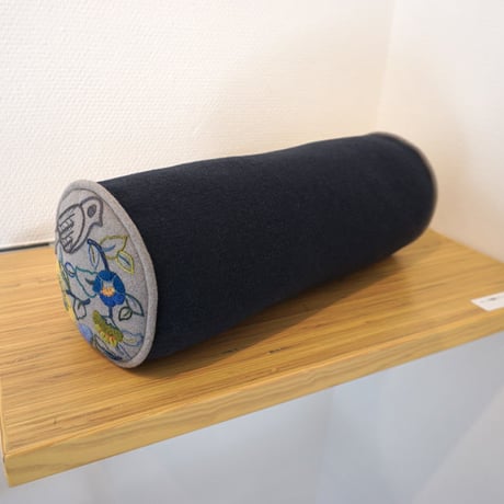 立川一美「ウール刺繍のクッション」
