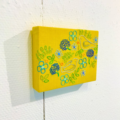 立川一美「花と鳥（黄色地）」kazumi tachikawa