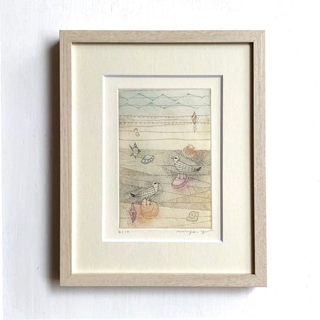 山田ミヤ「砂浜で、貝がら探し」