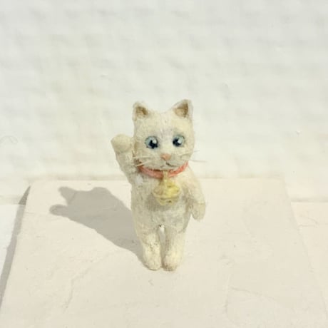 金沢和寛「猫 白招き・伸び」kanazawa kazuhiro