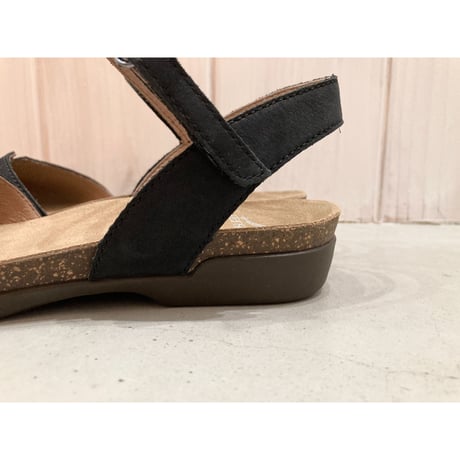 Dansko Rowan　ペタンコサンダル