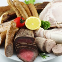 【予約販売】無添加ハム・ソーセージギフトセット「月と森のほまれ」100A／国産牛のローストビーフと九州産豚肉のロースハムブロック・スペアリブ・ベーコンステーキ