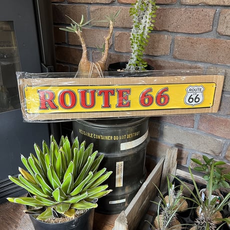 エンボスメタルサイン　ROUTE 66 RED
