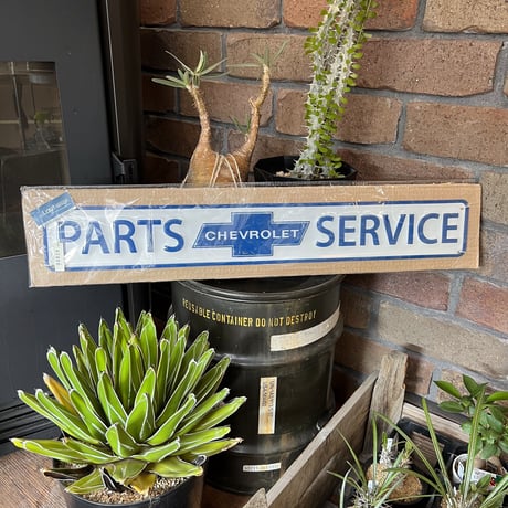 エンボスメタルサイン　CHEVROLET　CAR＆TRACK/PARTS SERVICE