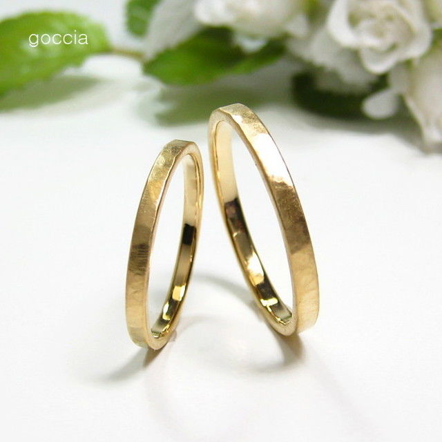 細身の結婚指輪（K18ゴールドのマリッジリング） ハンマー仕上げ、艶