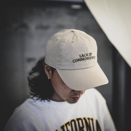 Lack of common sense CollegeLogo Baseball LowCap 【beige】
