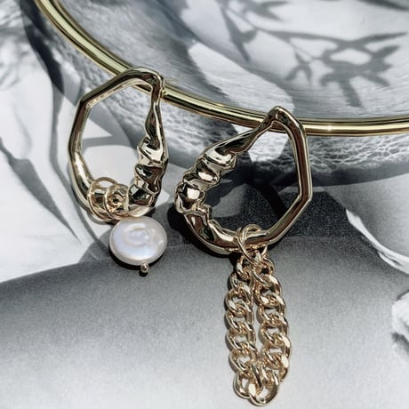 gold × baroque pearl asymmetry  pierce