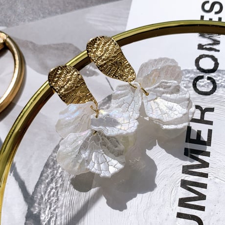 white reef × gold pierce/earring