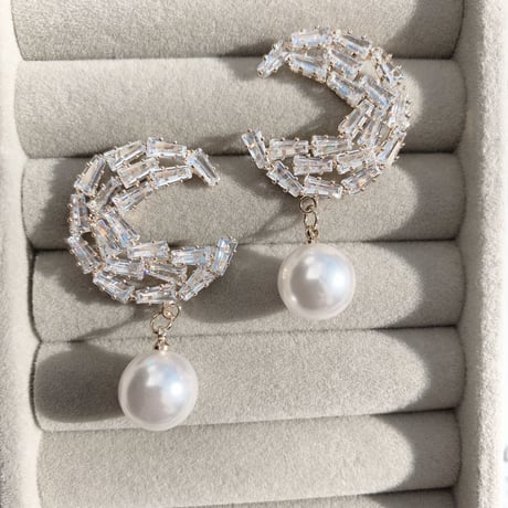 stone moon ×  pearl  pierce