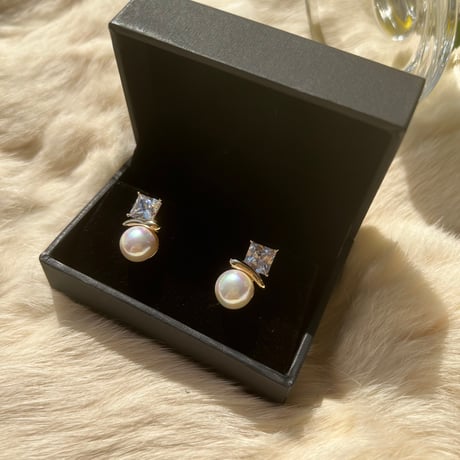 pearl × square stone pierce