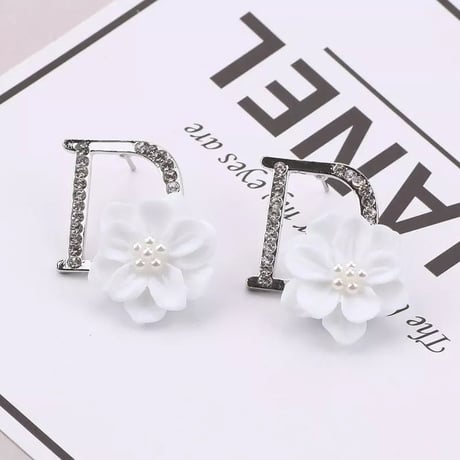 D × flower pierce
