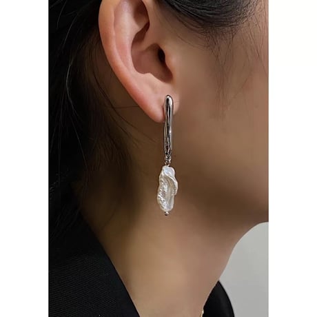 baroque pearl × stick pierce