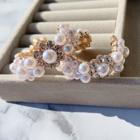 pearl × flower hoop pierce