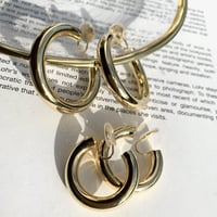 simple gold hoop earring