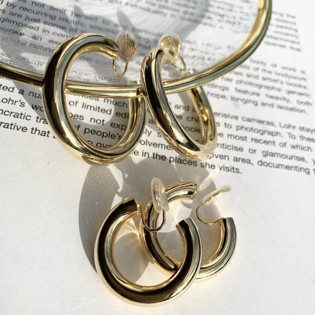 simple gold hoop earring